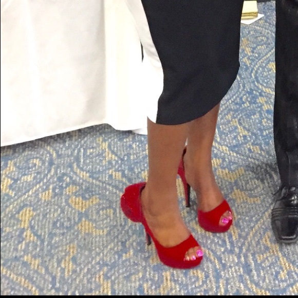 Gianni Bini Royal Red rose heel - Picture 1 of 5